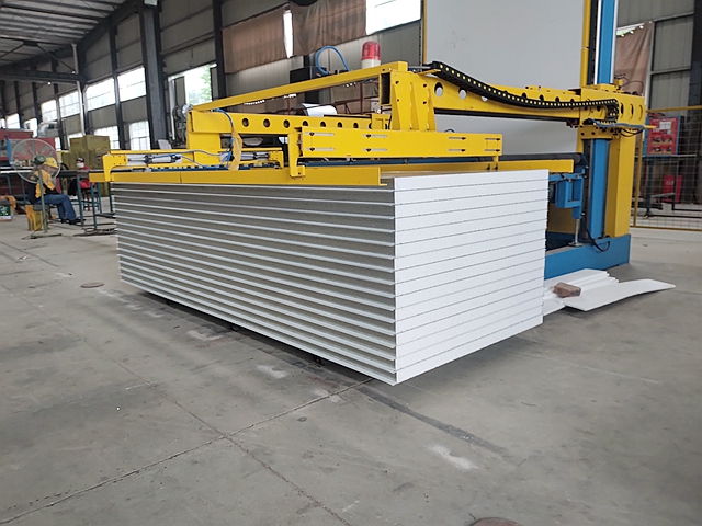 泡沫彩鋼夾芯板有哪些優(yōu)點？